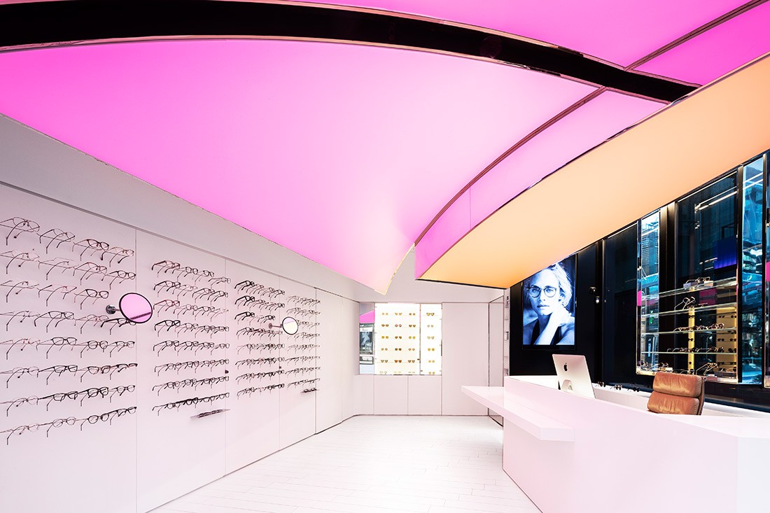 Công trình showroom trưng bày sản phẩm độc đáo với  trần xuyên sáng Barrisol