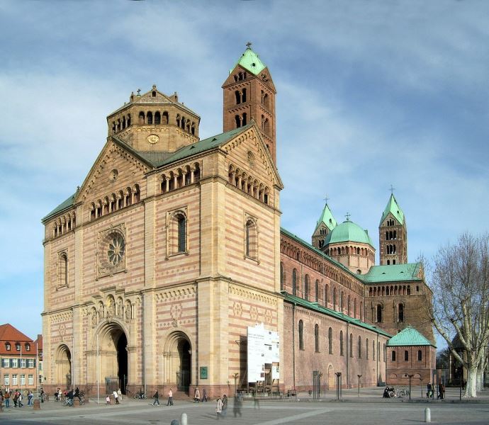 Kiến trúc Romanesque là một trong những phong cách kiến trúc nổi bật của thời Trung Cổ (Nguồn: Internet)
