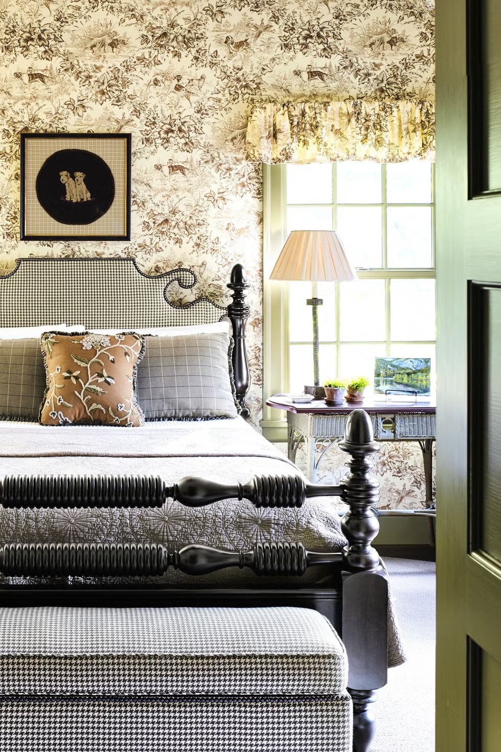 Sử dụng sofa bọc vải lanh hoặc nhung, kết hợp với gối tựa có họa tiết hoa nhẹ nhàng (Nguồn: Internet)