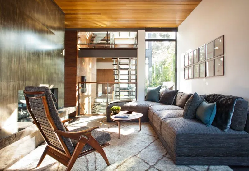 Phòng khách theo phong cách MCM thường sử dụng sofa thấp, bàn trà gỗ, các đồ nội thất có chân mảnh (Nguồn: Internet)