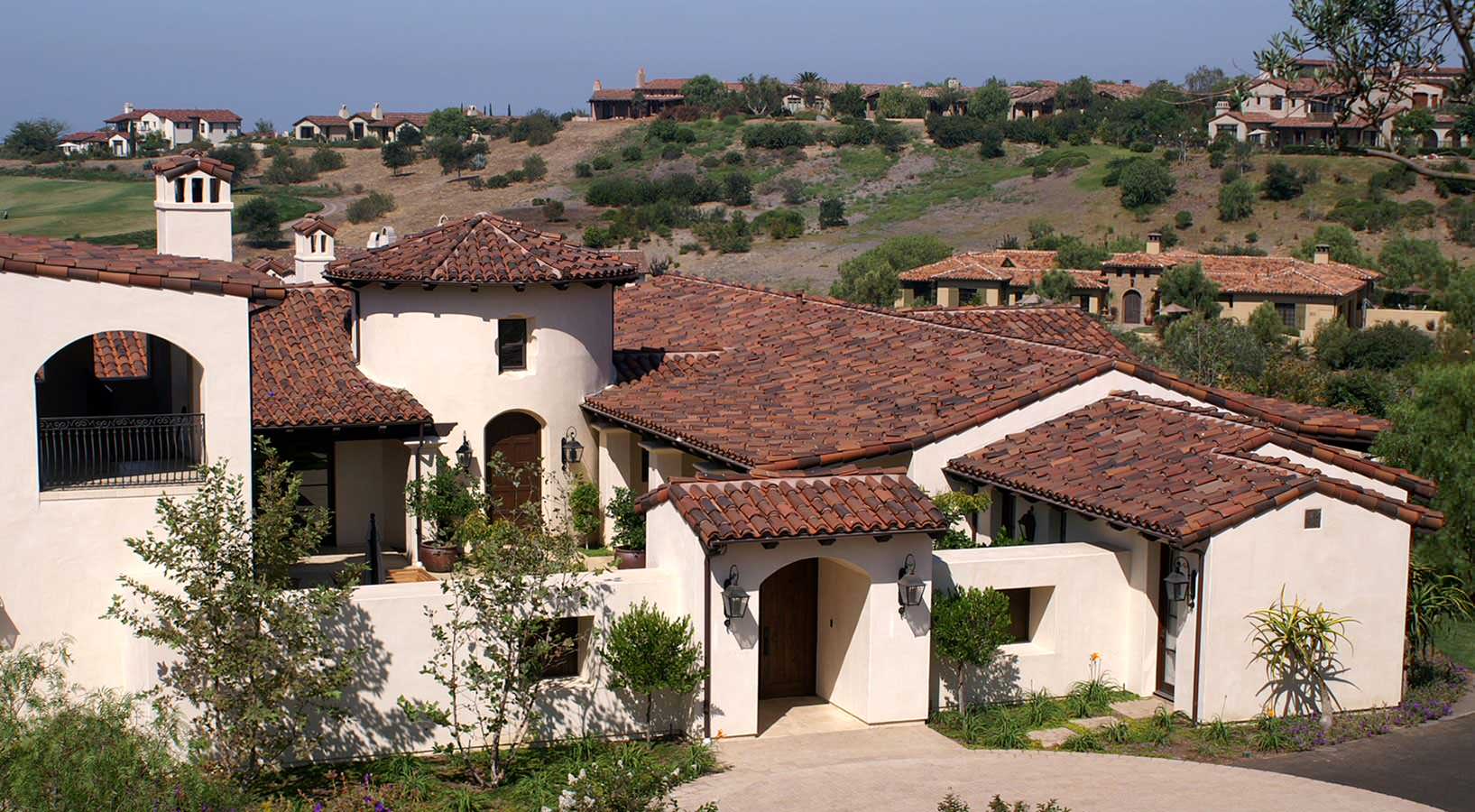 Phong cách Spanish Revival phổ biến ở vùng khí hậu ấm áp như California hay Florida (Nguồn: Internet)