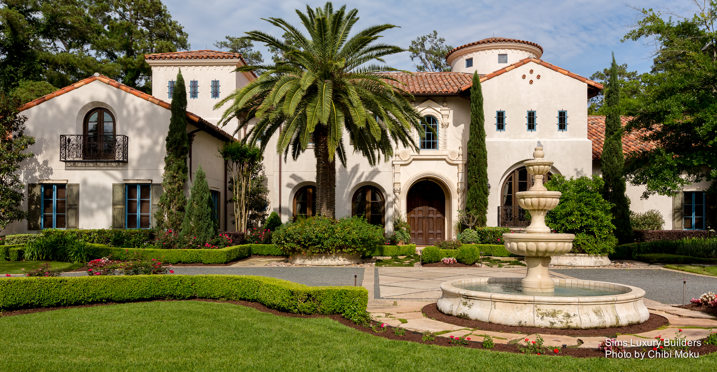 Điểm đặc biệt trong phong cách Spanish Revival là việc kết hợp sân vườn rộng rãi với cây xanh (Nguồn: Internet)