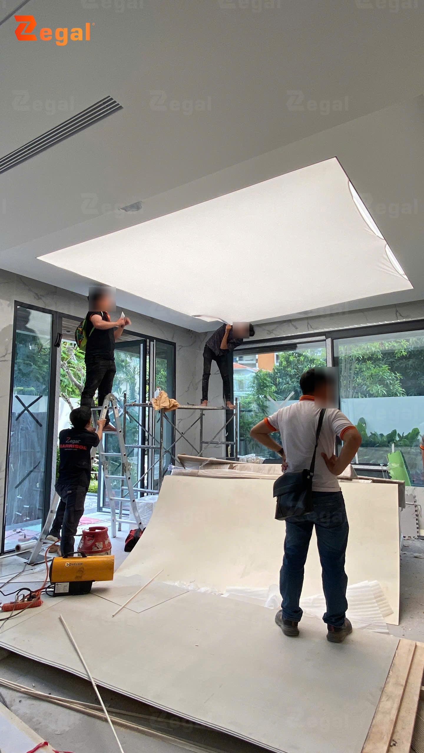 Sau khi lắp đặt xong, đội ngũ kỹ thuật tiến hành kiểm tra độ căng của tấm Barrisol