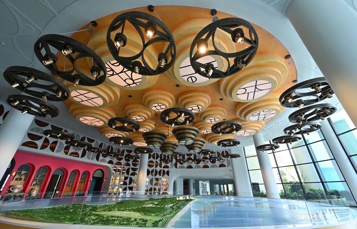 Trần xuyên sáng 3D ứng dụng trong showroom hiện đại