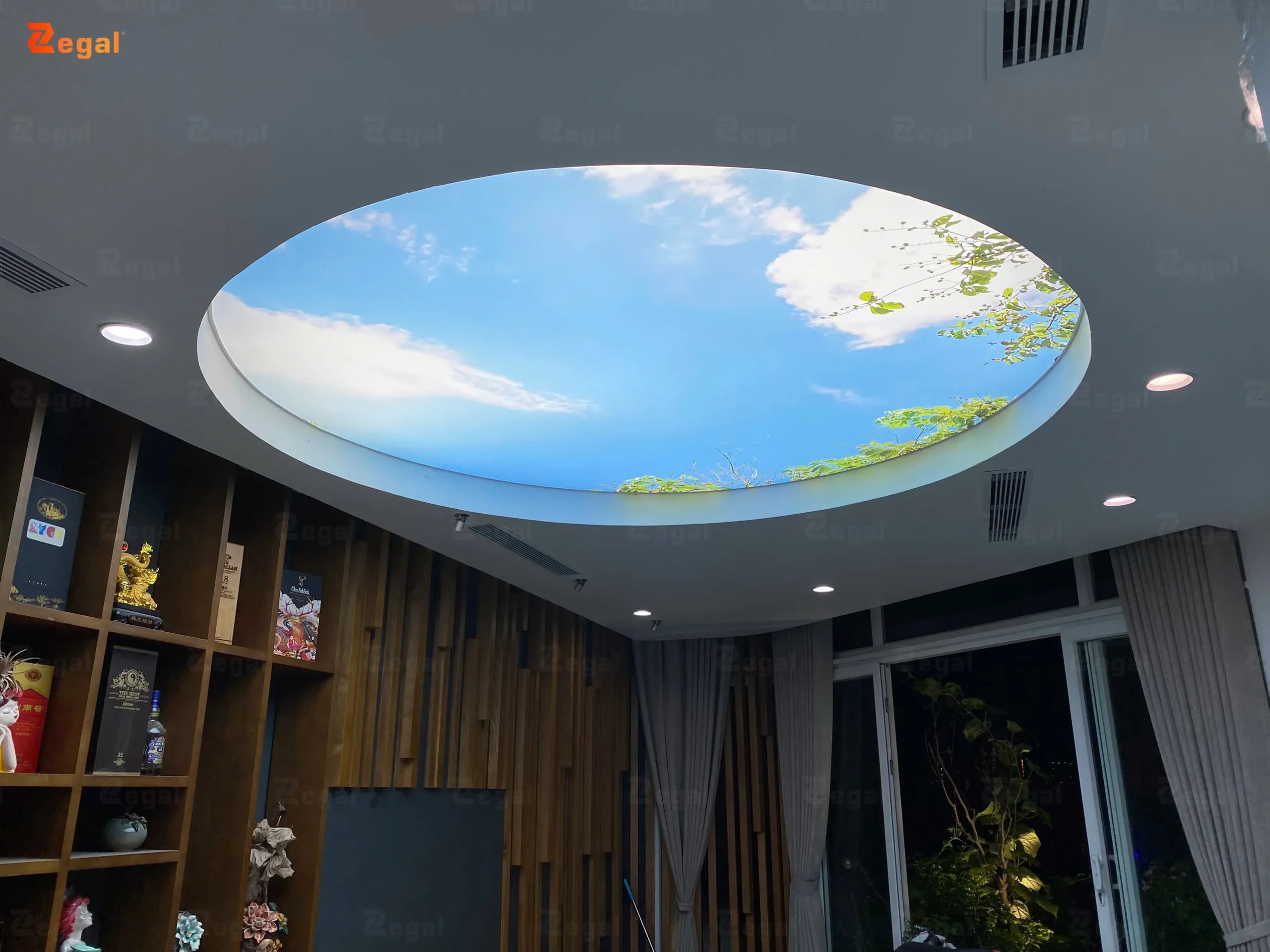 Hệ trần in xuyên sáng tại Villa Tự Do đã mở rộng trực quan không gian giữa khu bếp và phòng khách