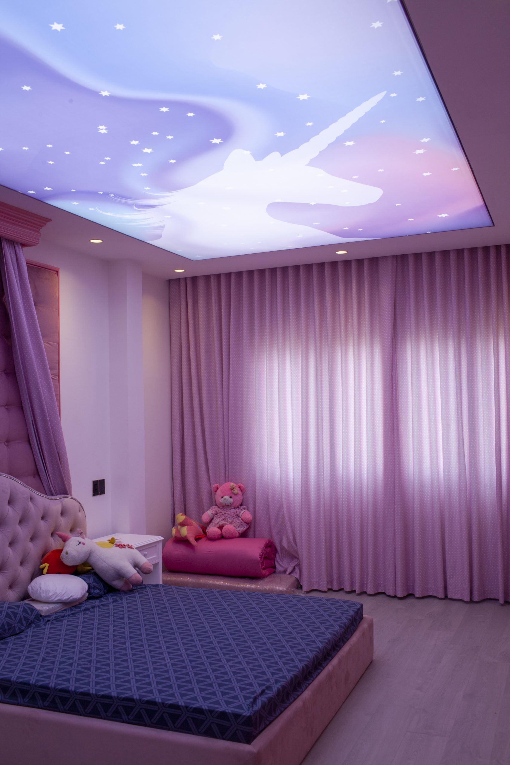 Trần in cho phép bạn tạo nên một bầu trời động với các hiệu ứng ánh sáng