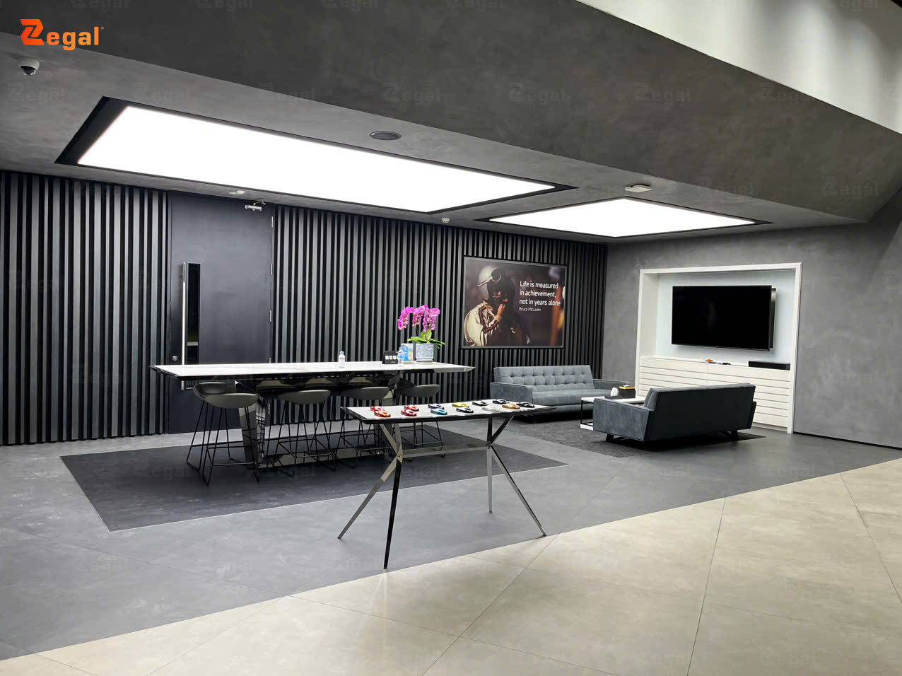 Trong showroom Aston Martin, Mc Laren, Maserati (Campuchia)