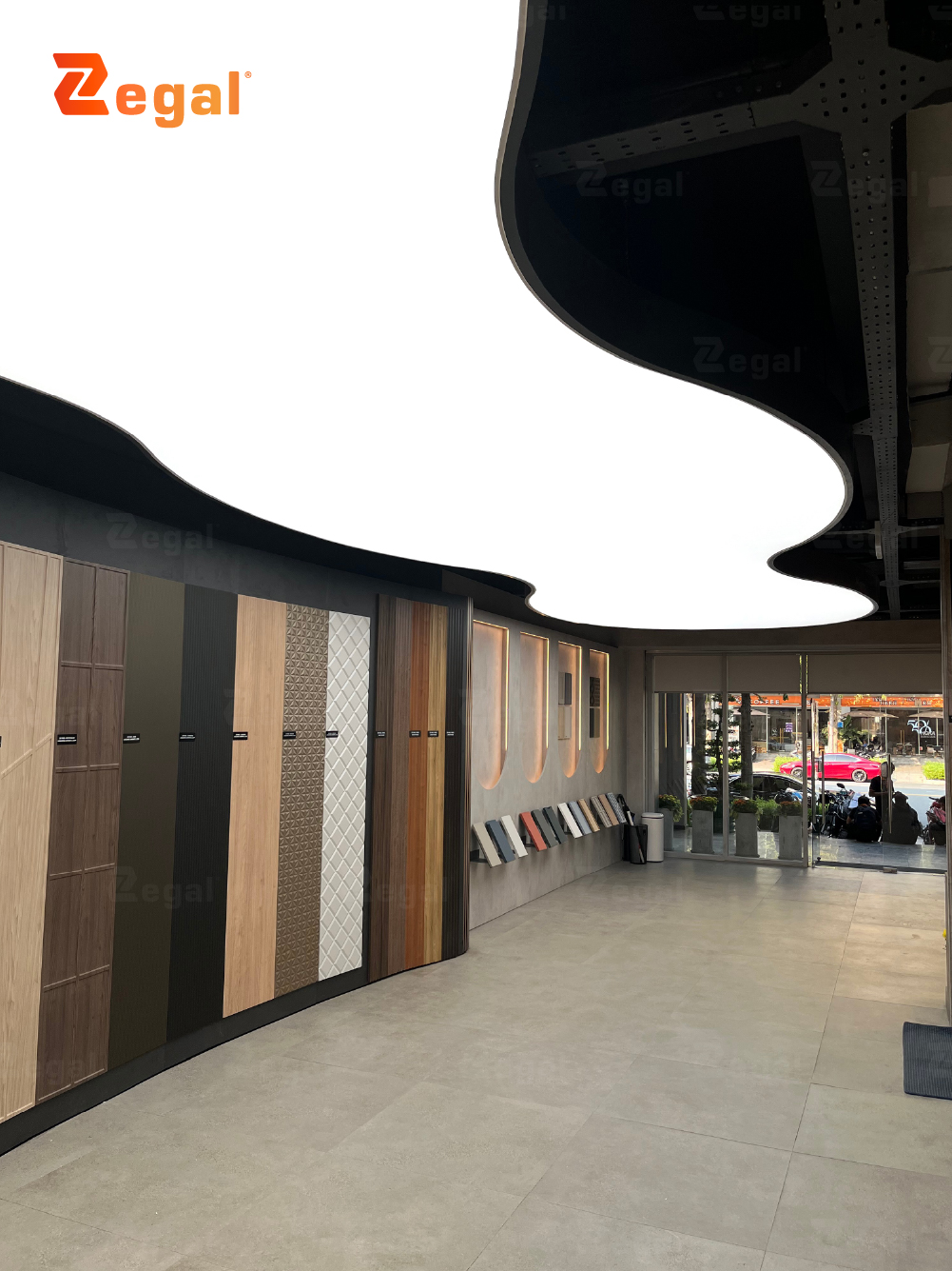Trần căng xuyên sáng tại showroom gỗ nội thất An Cường