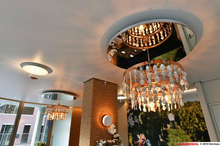 Vệ sinh đèn chùm trang trí trần nhà